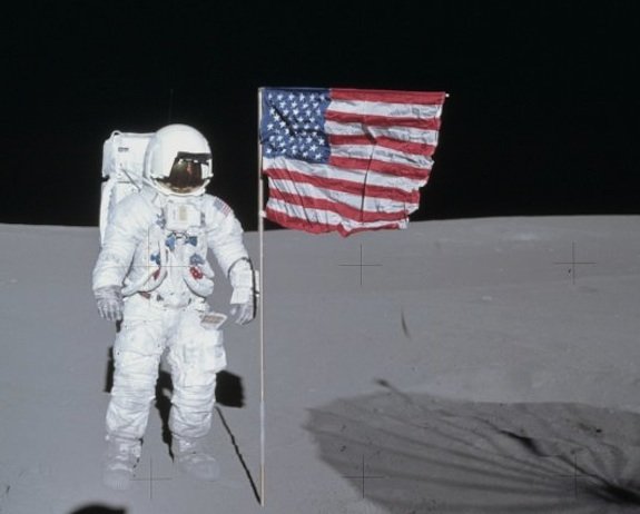 Nhà du hành Apollo 14 Ed Mitchell trên Mặt trăng