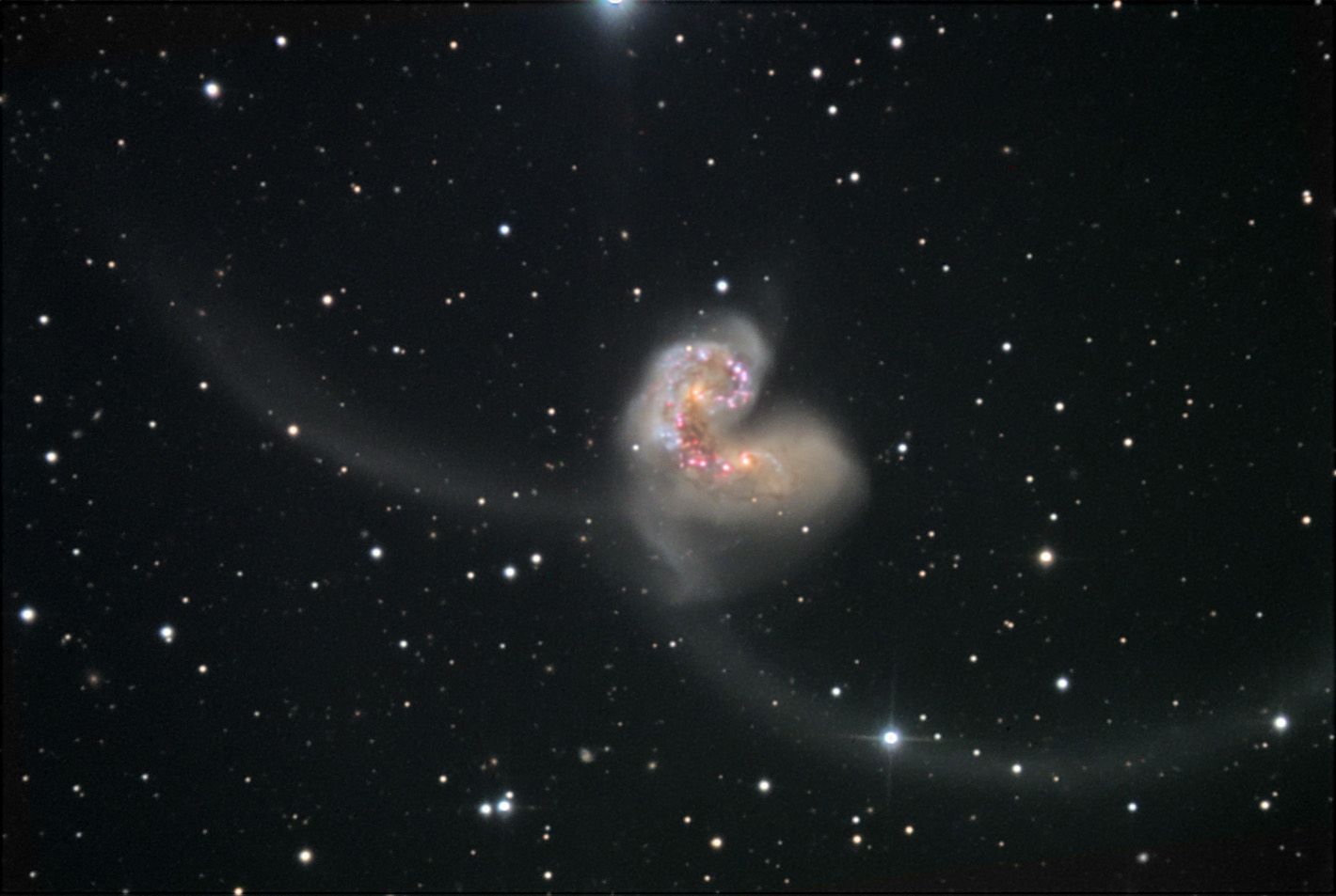 Thiên hà Antennae, hai thiên hà trong quá trình va chạm nhau.
