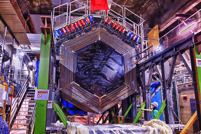 Máy dò hạt MINERvA tại Fermilab là thiết bị đầu tiên nhận được một tin nhắn truyền đi bởi các neutrino