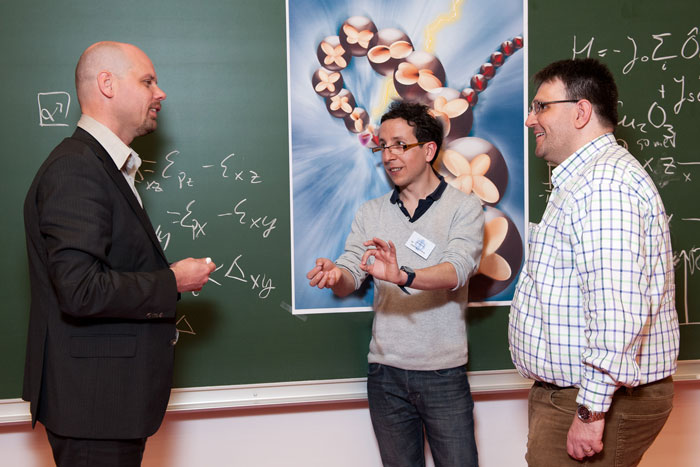 Jeroen van den Brink (trái) và Krzysztof Wohlfeld (giữa) thuộc Viện IFW Dresden đang thảo luận lí thuyết orbiton với Thorsten Schmitt