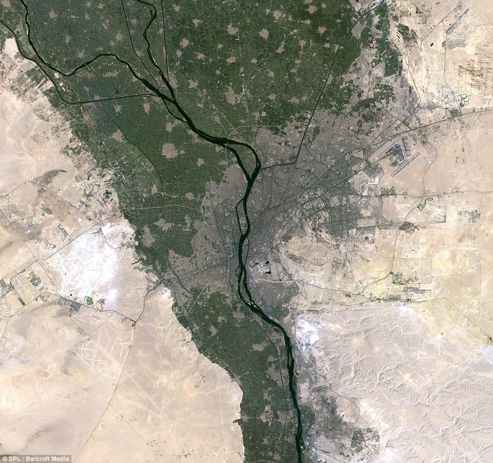 Đồng bằng sông Nile chạy xuyên Cairo ở Ai Cập, cung cấp nhu cầu nước rất lớn cho khu vực. Đồng bằng này có tới 240 km tiếp giáp với bờ biển Địa Trung Hải