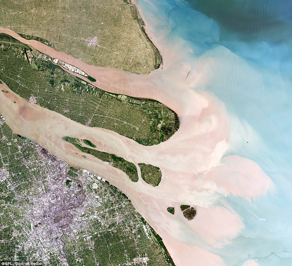 Thượng Hải, Trung Quốc: Một ảnh chụp vệ tinh cho thấy cảng biển quan trọng ở Thượng Hải và vùng cửa sông Dương Tử