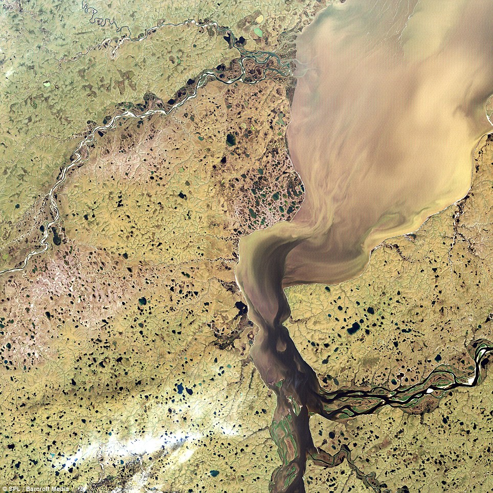 Đồng bằng Sông Khatanga ở Siberia, Nga, trông tựa như một đám mây khi nó đổ tuôn ra biển