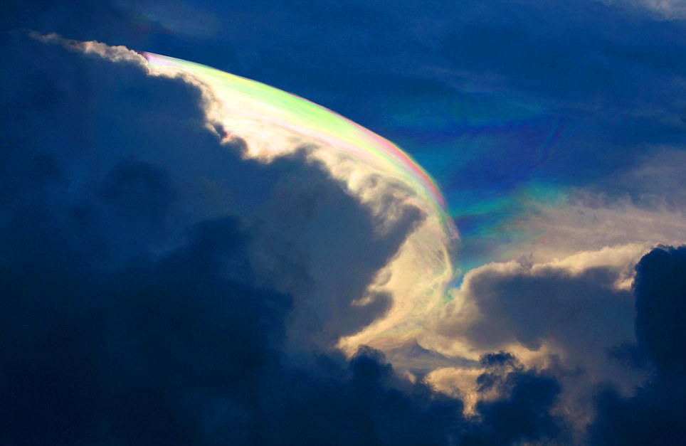 Hiện tượng gây ra bởi ánh sáng phản xạ khỏi những tinh thể băng nhỏ xíu bên trong đám hơi nước của những đám mây
