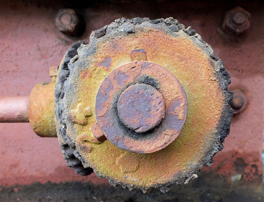 Khối trụ và những vòng tròn đồng tâm gỉ sét màu trong một chiếc máy bỏ hoang.