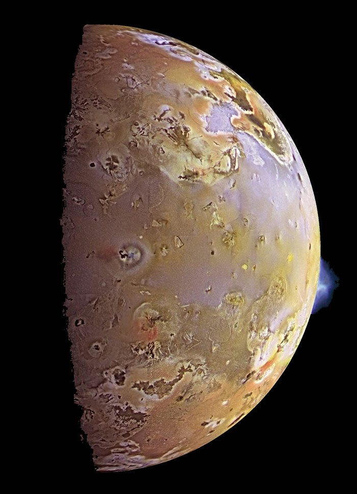 Một núi lửa phun trên vệ tinh Io