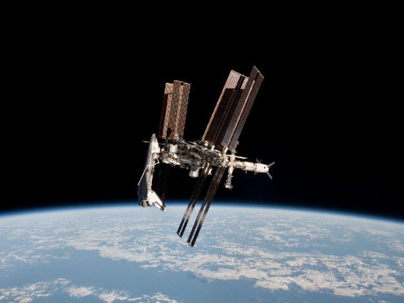 Bức chân dung tráng lệ đầu tiên của Trạm Vũ trụ Quốc tế và tàu con thoi Endeavour neo đậu