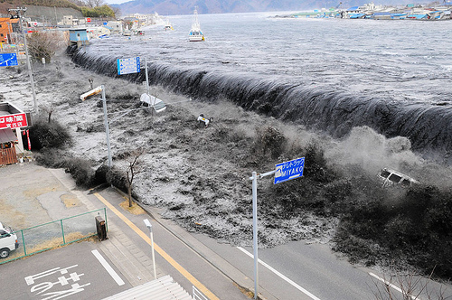 Sóng thần tràn vào thành phố Miyako, Nhật Bản