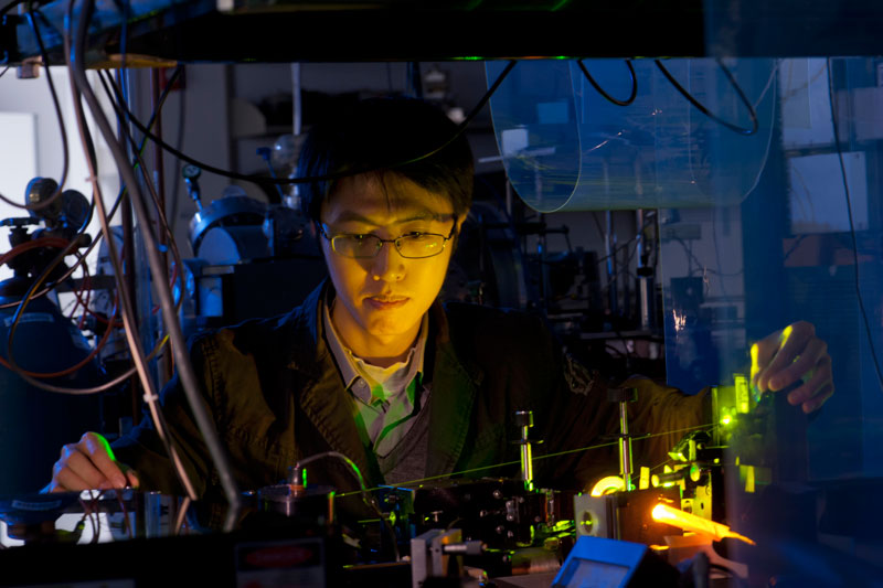 ghiên cứu sinh Shuzhen Ye tại trường Đại học Rice đang sử dụng một laser tử ngoại để tạo ra một nguyên tử Rydberg dùng cho nghiên cứu cơ học quỹ đạo của các electron