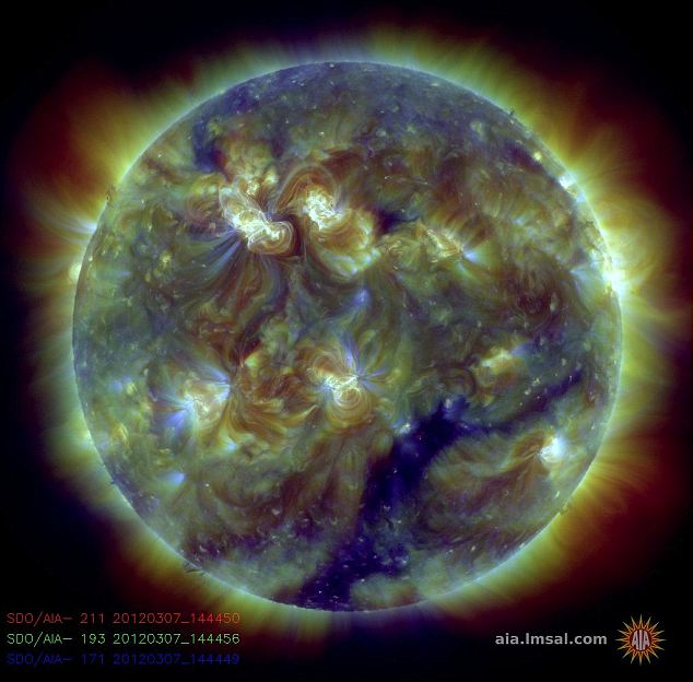 Bức ảnh mã màu này kết hợp những quan sát của NASA trong một số bước sóng tử ngoại ngắn, làm nổi bật tai lửa loại X sáng rỡ ở góc trên bên trái hôm 6 tháng 3