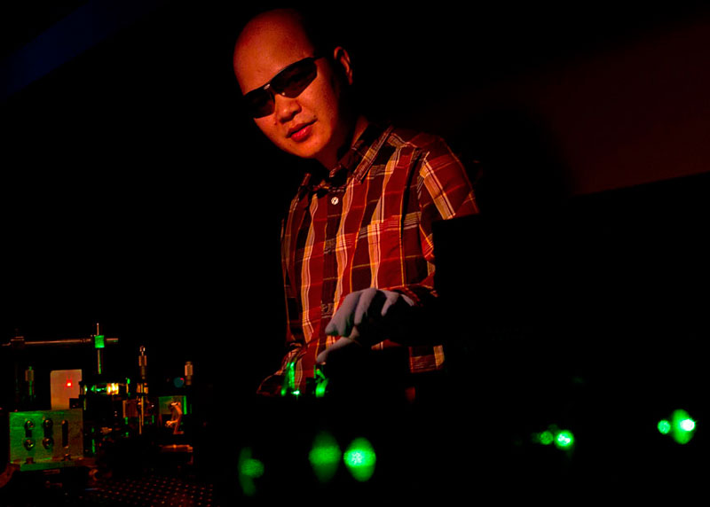 Cuong Dang thuộc trường Đại học Brown đang điều chỉnh một chùm laser xanh lục bơm năng lượng cho CQD-VCSEL