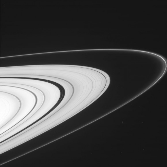 Hiện nay phi thuyền vũ trụ Cassini vừa đi vào quỹ đạo mới cho phép nó bay lượn trên dưới mặt phẳng xích đạo của Thổ tinh, và chúng ta lại có dịp chiêm ngưỡng một số góc nhìn đẹp lộng lẫy của các vành sao Thổ - những bức ảnh đã vắng bóng trong hơn hai năm rưỡi qua!