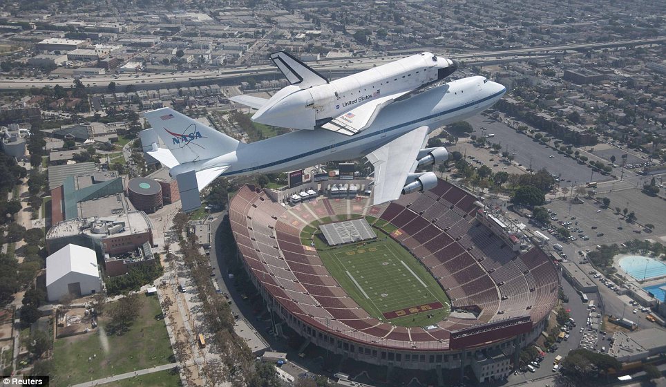 747 cõng Endeavour bay trên hí trường Los Angeles