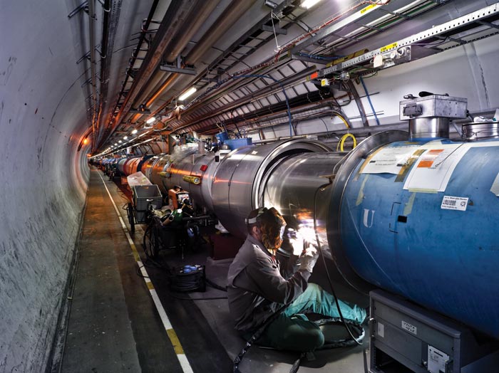 Hàn kĩ thuật lại một mối nối ở LHC