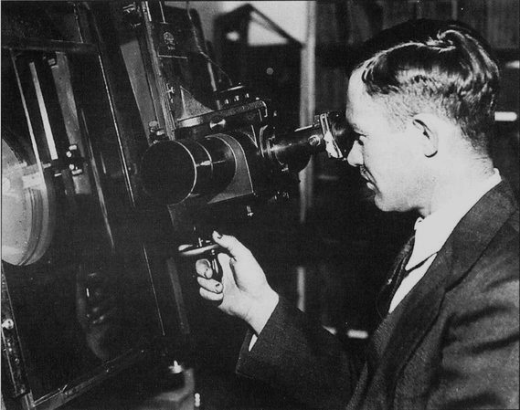 Clyde Tombaugh đang ngắm kính thiên văn