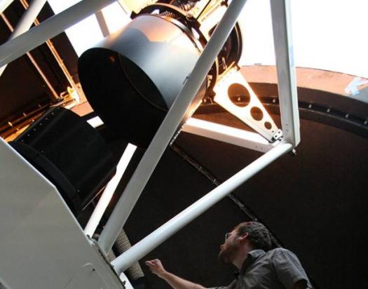 Nhà thiên văn Stefen Keller cùng với kính thiên văn SkyMapper