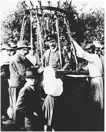 Victor Hess sau chuyến bay khí cầu năm 1912