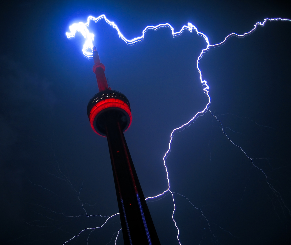 Sét đánh vào Tháp CN ở Toronto