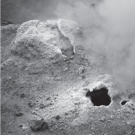 Lưu huỳnh tích tụ xung quanh một lỗ phun khí miệng núi lửa