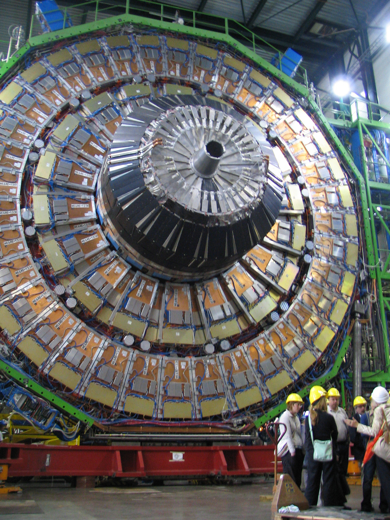 LHC có thể hoãn lịch đóng cửa nâng cấp để chạy đua săn tìm boson Higgs