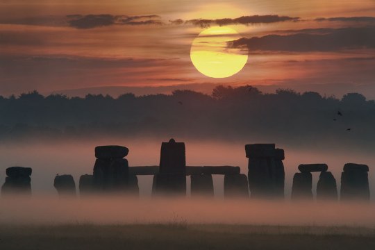 Ảnh: Mặt trời Hạ chí trên di tích Stonehenge 
