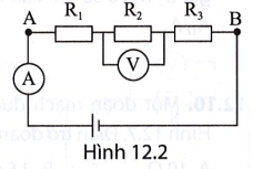 Ba điện trở R1 = 5 Ω, R2 = 8  Ω , R3 = 15  Ω   được mắc vào mạch điện như Hình 12.2. Vôn kế chỉ 1,5 V. Xác định số chỉ của ampe kế và hiệu điện thế giữa