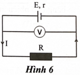 Cho mạch điện như Hình 6. Nguồn điện của suất điện động là E = 12 V, điện trở trong r = 0,5 Ω, điện trở R = 4,5 Ω. Vôn kế có điện trở vô cùng lớn. Số chỉ