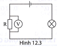 Cho sơ đồ mạch điện như Hình 12.3. Hiệu điện thế giữa hai đầu bóng đèn là bao nhiêu nếu điện trở của đèn lớn gấp hai lần điện trở R? Biết số chỉ của vôn