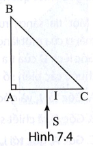 Một tia sáng tới SI vuông góc với mặt AC của một lăng kính (ABC là tam giác vuông cân) như Hình 7.4. Biết tia sáng bị phản xạ toàn phần tại mặt BC bên