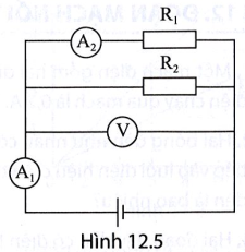 Có hai điện trở R1 = 0,5 Ω  và R2 = 3  Ω   được mắc vào mạch điện như Hình 12.5. Xác định số chỉ của ampe kế A1 nếu vôn kế chỉ 4 V.