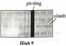 Một xilanh kín đặt nằm ngang được chia làm hai phần có thể tích bằng nhau bởi một pít-tông cách nhiệt có diện tích S = 100 cm2 có thể dịch chuyển không (ảnh 1)