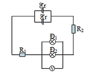 Cho mạch điện có sơ đồ như hình vẽ:

Biết E = 16 V, r = 2Ω, R1 = 3Ω, R2 = 9Ω. Đ1 và Đ2 là 2 đèn giống nhau. Vôn kế chỉ 3 V, điện trở vôn kế rất lớn. Thay