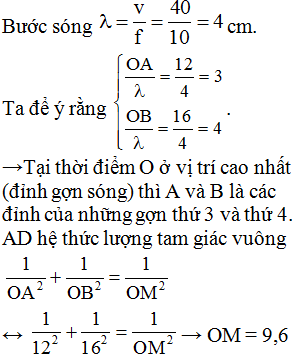 → Khi O là đỉnh cực đại thì trên AB chỉ có đỉnh thứ 3 và thứ 4 đi qua.

Ta để ý rằng đỉnh sóng thứ hai có bán kính 2.4 = 8 cm, giữa hai sóng liên tiếp có hai dãy phần tử đang ở vị trí cân bằng cách đỉnh 0,25λ và 0,75λ → dãy các phần tử đang ở vị trí cân bằng nằm giữa đỉnh thứ hai và thứ 3 cách O lần lượt là 8 + 1 = 9 cm và 8 + 1 + 2 = 11 cm. → trên AB chỉ có dãy phần tử ứng với bán kính 11 cm đi qua.

Giữa hai đỉnh sóng thứ 3 và thứ 4 có hai dãy phần tử môi trường đang ở vị trí cân bằng.

 → Có tất cả 4 vị trí phần tử môi trường đang ở vị trí cân bằng.