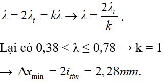 Ta có bài xét khoảng cách nhỏ nhất từ một điểm trên màn có sự trùng nhau của hai ánh sáng đơn sắc.

Bước sóng màu tím có bước sóng nhỏ nhất nên ta có hai vân sáng trùng đầu tiên có khoảng cách nhỏ nhất ta sẽ xét trùng với vân tìm.

Nhận thấy vân bậc 1 của màu tím không trùng với vân màu khác được.

Ta xét vân bậc hai của màu tím trùng với vân bậc k của bức xạ 