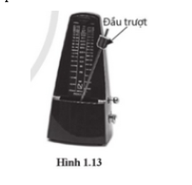 Các nhạc sĩ sử dụng máy gõ nhịp như trong Hình 1.13 để rèn luyện khả năng chơi nhạc theo một nhịp độ nhất định. Thanh gõ nhịp của máy có thể coi gần đúng là một con lắc đơn. Nếu muốn máy gõ nhịp nhanh hơn thì cần điều chỉnh đầu trượt của thanh lên cao hay xuống thấp? Giải thích vì sao. (ảnh 1)