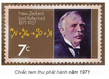 Chiếc tem thư phát hành năm 1971 có in hình Rutherford và phương trình phản ứng hạt nhân được thực hiện lần đầu tiên trên thế giới vào năm 1909. Người