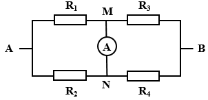 Đặt vào hai đầu mạch điện có sơ đồ như hình vẽ một hiệu điện thế UAB=33V. Biết R1=4Ω, R2=R3=6Ω, R4=14Ω và ampe kế có điện trở rất nhỏ không đáng kể. Số