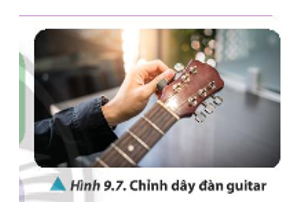 Giải thích vì sao khi vặn khoá để chỉnh dây đàn guitar (Hình 9.7), ta có thể tạo ra hệ sóng dừng trên dây. Biết tốc độ truyền sóng trên dây phụ thuộc lực