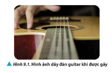 Khi gảy đàn guitar, ta quan sát được dây đàn rung và tạo thành các múi như Hình 9.1. Trong điều kiện nào thì ta có thể quan sát được hiện tượng được gọi là sóng dừng này?   (ảnh 1)