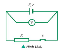 Mắc hai cực nguồn điện với một điện trở qua một khoá K. Mắc hai đầu một vôn kế vào hai cực của nguồn (Hình 18.6). Bằng lập luận, em hãy so sánh số chỉ