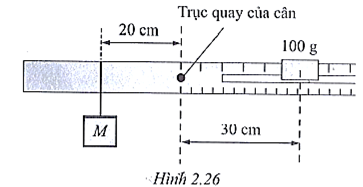 Một cân đòn sử dụng khối lượng trượt 100 g để cân vật M. Cân đạt được sự cân bằng khi hệ vật nằm ở vị trí như hình 2.26. Xác định khối lượng của vật M