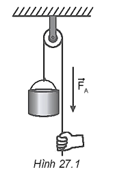 Một công nhân xây dựng sử dụng ròng rọc để kéo một thùng sơn nặng 27 kg lên dàn giáo cao 3,1 m so với mặt đất (Hình 27.1). Lực mà người công nhân kéo theo