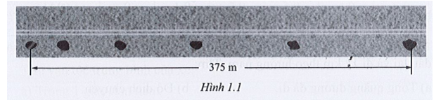 Một ô tô chạy thử nghiệm trên một đoạn đường thẳng. Cứ 5s thì có một giọt dầu từ động cơ của ô tô rơi thẳng xuống mặt đường. Hình 1.1. cho thấy mô hình các giọt dầu để lại trên mặt đường.   Ô tô chuyển động trên đường này với tốc độ trung bình là: A. 12,5 m/s. B. 15 m/s. C. 30 m/s. D. 25 m/s. (ảnh 1)