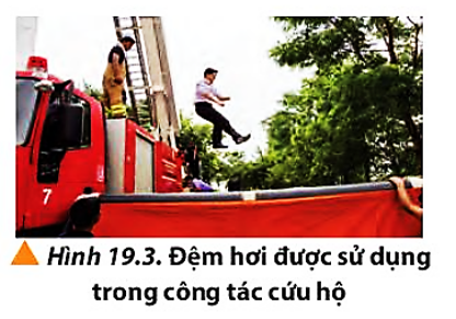 Một trong những giải pháp khi cứu hộ người dân trong những vụ tai nạn hỏa hoạn ở nhà cao tầng là sử dụng đệm hơi. Đệm hơi được đặt ở vị trí thích hợp để