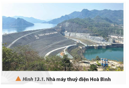 Nhà máy thuỷ điện Hoà Bình (Hình 13.1) là một trong số các nhà máy thuỷ điện nổi tiếng ở Việt Nam, với tổng sản lượng điện sản xuất kể từ khi được đưa