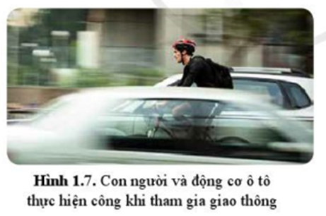 So sánh công của người đạp xe và động cơ ô tô trong trường hợp ở hình 1.7. Người hay động cơ ô tô thực hiện công nhanh hơn? (ảnh 1)