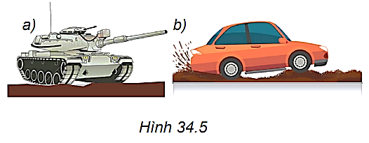 Tại sao xe tăng nặng hơn ô tô nhiều lần lại có thể chạy bình thường trên đất bùn (Hình 34.5a), còn ô tô bị lún bánh và sa lầy trên chính quãng đường này (Hình 34.5b)?   (ảnh 1)