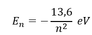 Theo mẫu nguyên tử Bohr, năng lượng của nguyên tử ở trạng thái n được xác định bởi công thức

Với n=1,2,3…. Nguyên tử không tồn tại ở trạng thái có mức