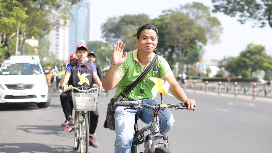 a) Theo em, độ lớn của lực cản phụ thuộc vào hình dạng (diện tích tiếp xúc) và tốc độ của vật.

b)

- Thí nghiệm chứng minh lực cản phụ thuộc vào diện tích tiếp xúc của vật với không khí.

Ta lấy 2 tờ giấy giống hệt nhau, 1 tờ giấy vo tròn, 1 tờ giấy để phẳng cùng thả ở độ cao h. Quan sát quá trình vật rơi ta thấy, tờ giấy vo tròn rơi nhanh hơn tờ giấy để phẳng, do tờ giấy để phẳng có diện tích bề mặt tiếp xúc với không khí lớn hơn nên chịu lực cản không khí lớn hơn và rơi chậm hơn tờ giấy vo tròn.

- Thí nghiệm chứng minh lực cản phụ thuộc vào tốc độ của vật.

Khi ta đi nhanh trên đường bằng xe máy ta thấy gió tạt vào mặt mạnh hơn khi ta đi chậm trên đường bằng chiếc xe đạp.