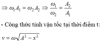 - Tại thời điểm t = 0 hai điểm sáng cùng đi qua VTCB theo chiều dương

  + Phương trình dao động của hai điểm sáng:

+ Ở VTCB theo chiều dương hai điểm sáng có cùng độ lớn vật tốc

Khi vận tốc của điểm sáng 1 bằng 0 thì vận tốc của điểm sáng 2 mới giảm lần:

Từ đường tròn lượng giác ta thấy: cùng trong khoảng thời gian t, góc quét được của hai chất điểm lần lượt là:

Với k = 0 => thời điểm đầu tiên hai điểm sáng có cùng độ lớn vận tốc.

 Với k = 1 => thời điểm tiếp theo hai điểm sáng có cùng độ lớn vận tốc là: 

=> Góc quét được tương ứng của hai chất điểm trên đường tròn:

Từ đường tròn lượng giác ta có tỉ số độ lớn li độ của hai điểm sáng: